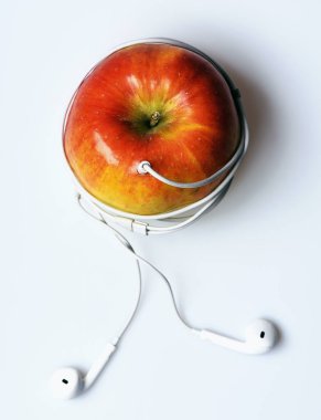 elma meyve üzerinde beyaz izole mp3 müzik kulaklık ile