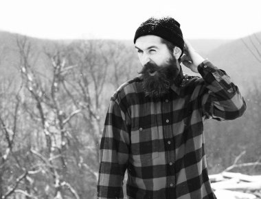 Yakışıklı sakallı adam başını kaşır.