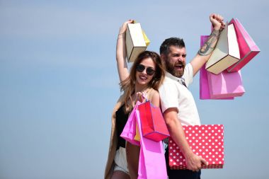 Seksi kız ve adam gülümseyen yüzler ile alışveriş yapmak