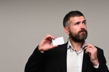 Adam düşünme yüz ve gri arka plan üzerine gözlük ile