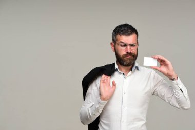 Başarı ve iş giriş kavramı. Adam boş kartvizit