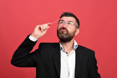 Başarı, iş ve beyin fırtınası kavramı. Klasik outf adam