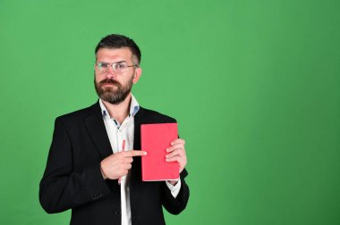 Eğitim ve iş planlama çizelgeleme kavramı. Gözlük ve tutun öğretmen giyer