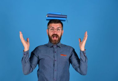 Adam sakal ve kitaplar. Bilgi ve eğitim kavramı