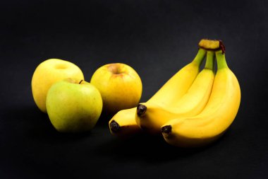 elma ve muz siyah arka plan üzerine