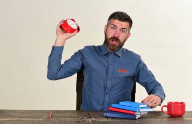 Sakallı adam beyaz izole kırmızı çalar saat tutar