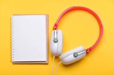 Müzik aksesuarları ve not alma kavramı. Modern kulaklık