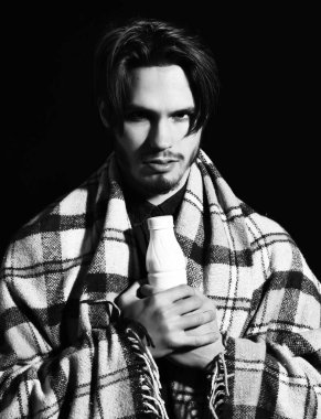 Ekoseli sakallı adam.