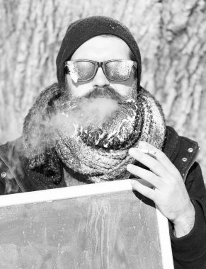 Kış sakallı adam tahtayla