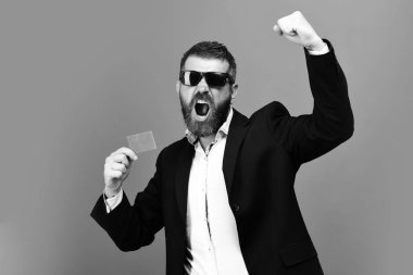 İş ve iş kavramı insanlara. Asi yüzü olan adam