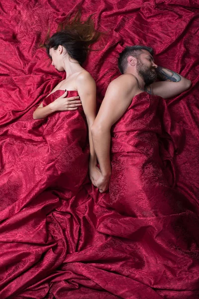 Hombre y mujer con cuerpos medio cubiertos tomados de la mano . — Foto de Stock