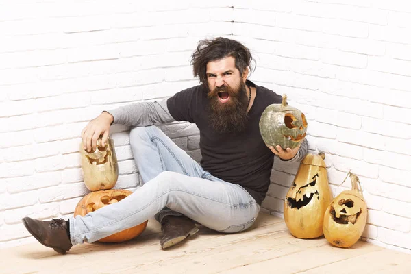 Hipster with golden pumpkins — Stock Photo, Image