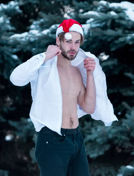 Handsome muscular man in santa hat in winter outdoor — Stock Photo, Image