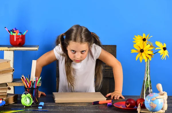 Meisje met een boos gezicht expressie. Schoolmeisje aan balie — Stockfoto