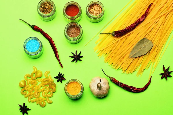 Koken van pasta's, spice, chilipeper, knoflook en badian op groen — Stockfoto