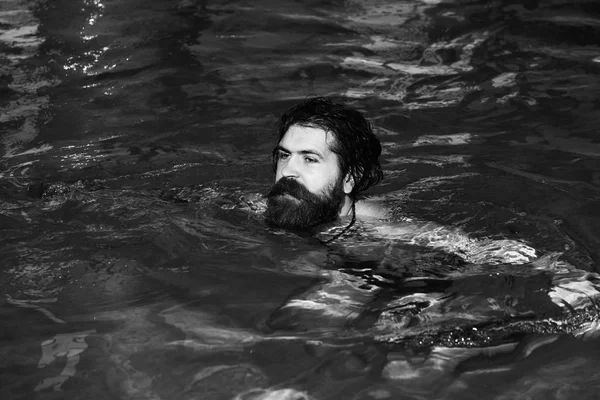 매력적 인 남자 가 수영장에서 수영을 한다 — 스톡 사진