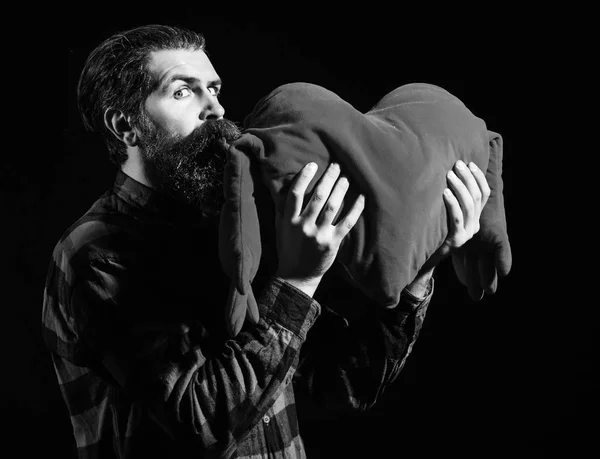 Szakállas férfi megcsókolta szív párna — Stock Fotó
