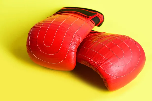 Concepto de estilo de vida saludable y equipamiento deportivo con manoplas de boxeo rojas —  Fotos de Stock