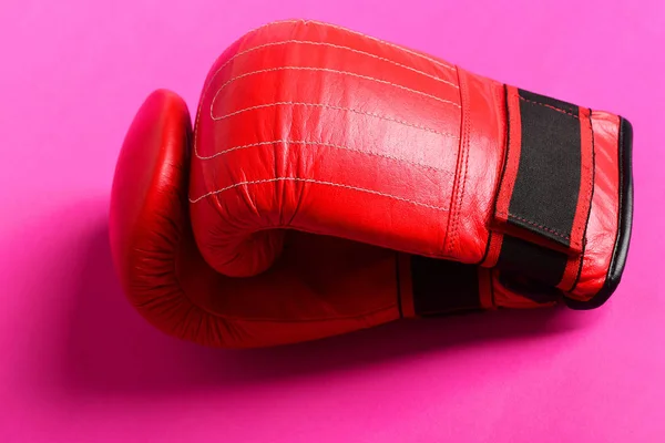 Guantes deportivos de boxeo rojo brillante con rayas aisladas en rosa —  Fotos de Stock