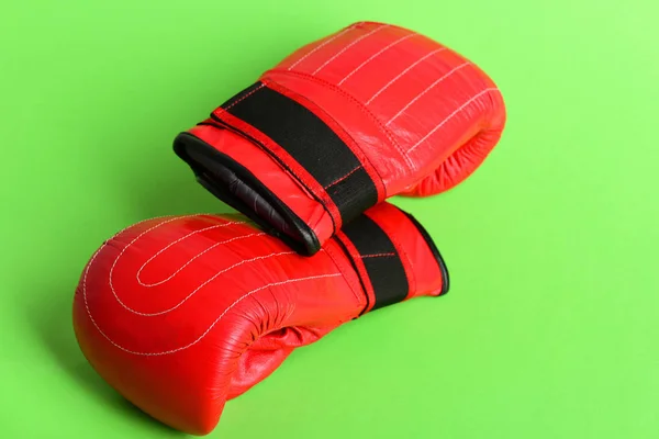 Par de guantes deportivos de boxeo rojo y negro en verde —  Fotos de Stock