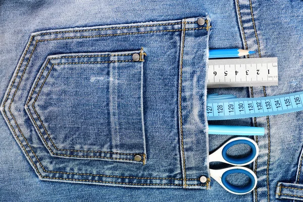 Вещи для рисования в заднем кармане мужских джинсовых брюк — стоковое фото