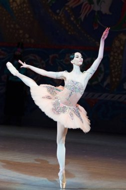 Genç balerin bale sırasında Corsar