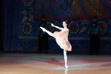 Genç balerin bale sırasında Corsar