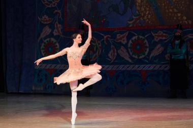 Genç balerin bale sırasında Corsar