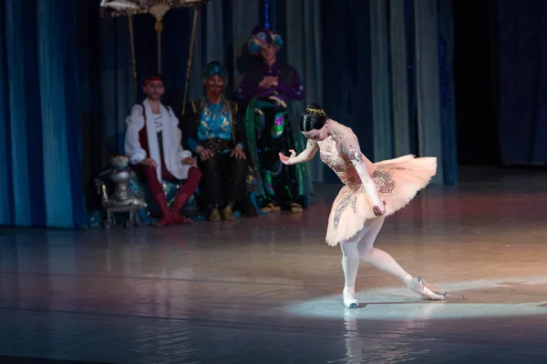 Joven bailarina de ballet bailando durante el ballet Corsar — Foto de Stock