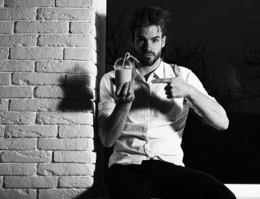 Yakışıklı, sakallı, maço, seksi adam.