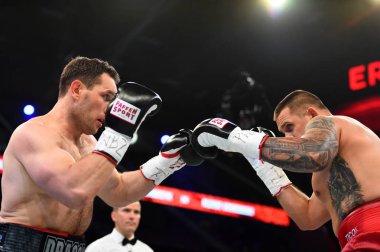 Kimliği belirsiz bir boksörler sıralaması için kavga sırasında halka