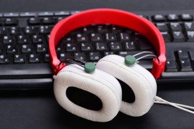 Ses kayıt ve teknoloji fikir. Siyah arka plan üzerine elektronik ev aletleri