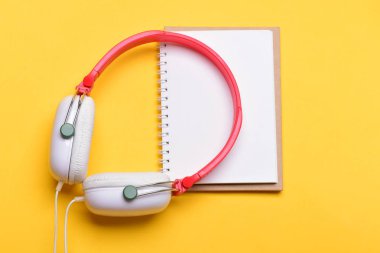 Müzik aksesuarları ve not alma kavramı. Modern ve şık kulaklıklar