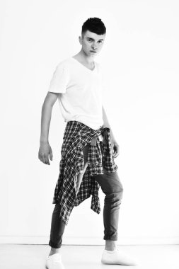 Beyaz arka plan üzerinde izole şık ciddi yakışıklı genç