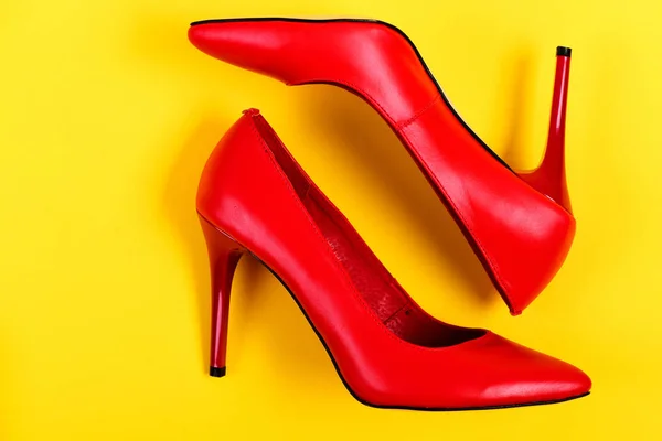 Ζευγάρι κομψά Γυναικεία παπούτσια σε κόκκινο χρώμα — Φωτογραφία Αρχείου
