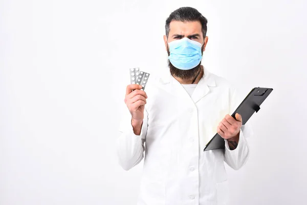 Médico con corte de pelo elegante sosteniendo carpeta negra y pastillas . — Foto de Stock