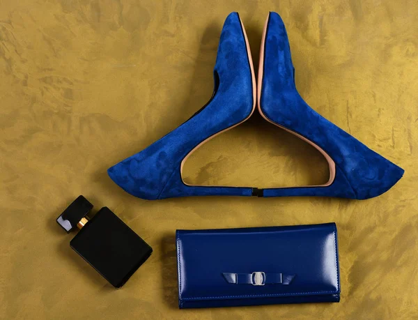 女性的鞋子和离合器在深蓝色的香水 — 图库照片