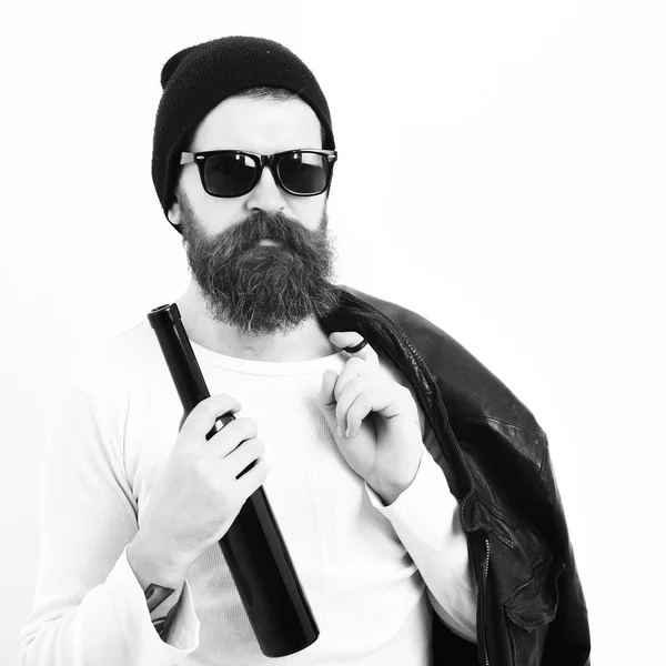 Бородатый брутальный кавказский хипстер держит бутылку — стоковое фото