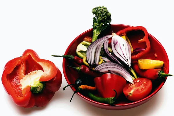 Ziele angielskie, pomidor, brokuły, cebula, chłodno na białym tle — Zdjęcie stockowe