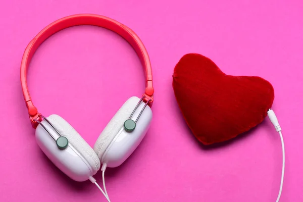 Fones de ouvido modernos e elegantes isolados em fundo rosa — Fotografia de Stock