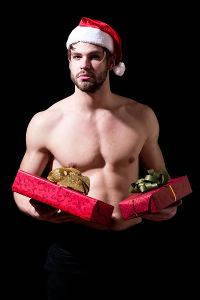 Hombre musculoso santa con cajas presentes — Foto de Stock