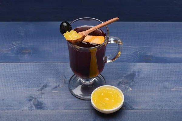 Mulled wine in glass with handle: drinks and cooking concept. — Stock Photo, Image