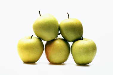 Yeşil elma meyve üzerinde beyaz izole
