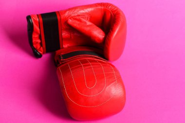 Tay boks spor eldivenleri kırmızı pembe üzerinde