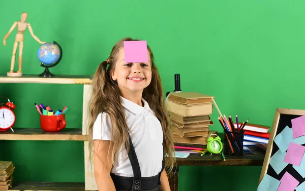 Estudante com rosto feliz e rosa nota pegajosa na testa — Fotografia de Stock