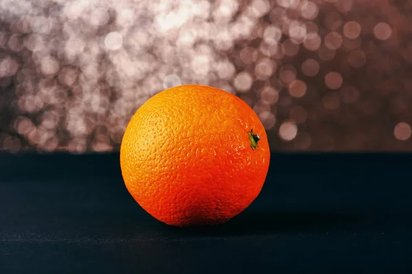 스파클링 배경 회색 테이블에 신선한 오렌지 — 스톡 사진