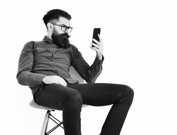 Skäggig man, brutal kaukasisk hipster med mustasch i glasögon — Stockfoto