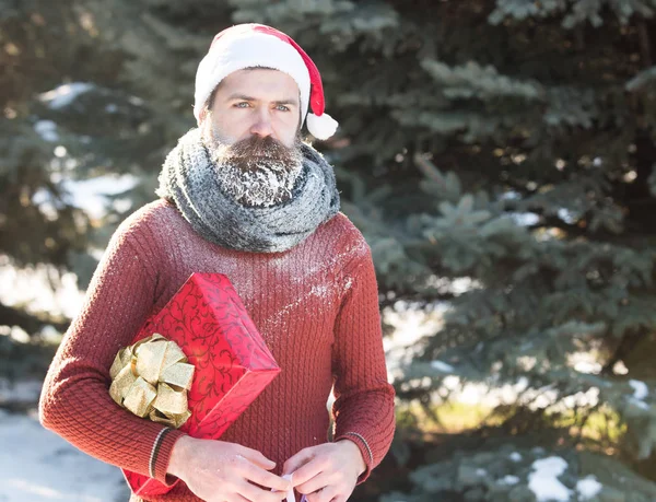 Schöner Weihnachtsmann mit Geschenk — Stockfoto