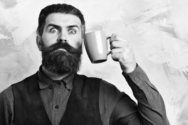 Barbudo brutal hipster caucásico con taza de café — Foto de Stock