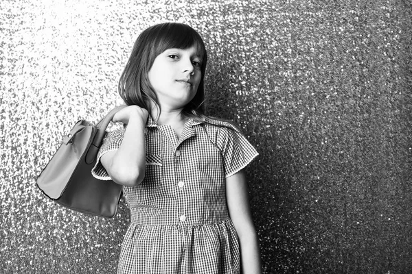 유행 빨간 가죽 가방 작은 꽤 웃는 소녀 — 스톡 사진